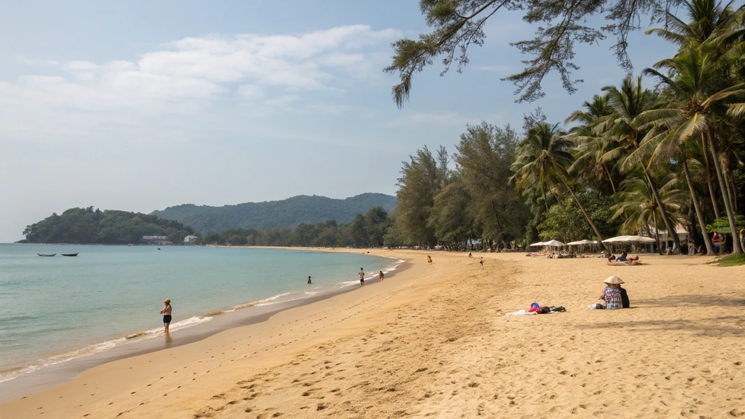 חוף קמלה בפוקט - שילוב מושלם של שלווה, חוף רחב ואווירה משפחתית
