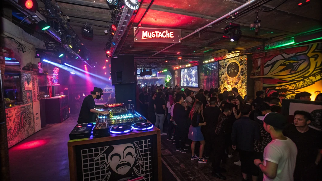 Mustache Bangkok - מועדון אנדרגראונד עם טכנו ואווירה רייב ייחודית